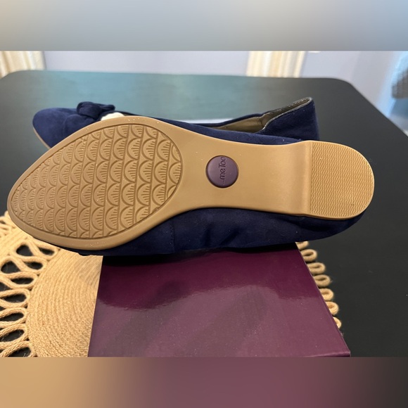 Brand new never worn has a small stain on the top of the shoe see pictures - Picture 7 of 7